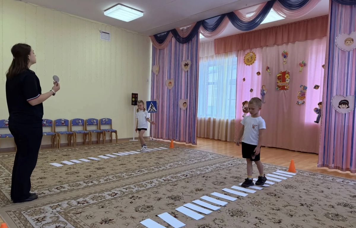 «Зебра», «Светофор» и «Регулировщик»: сотрудники Госавтоинспекции провели уроки дорожной безопасности для дошкольников Калужской области «Зебра», «Светофор» и «Регулировщик»: сотрудники Госавтоинспекции провели уроки дорожной безопасности для дошкольников Калужской области