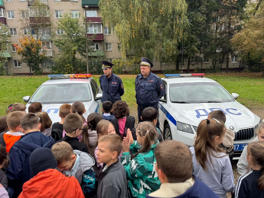 Сотрудники Госавтоинспекции, Росавтодора и «Лаборатории безопасности» провели для школьников Балабаново практическое занятие по дорожной безопасности Сотрудники Госавтоинспекции, Росавтодора и «Лаборатории безопасности» провели для школьников Балабаново практическое занятие по дорожной безопасности