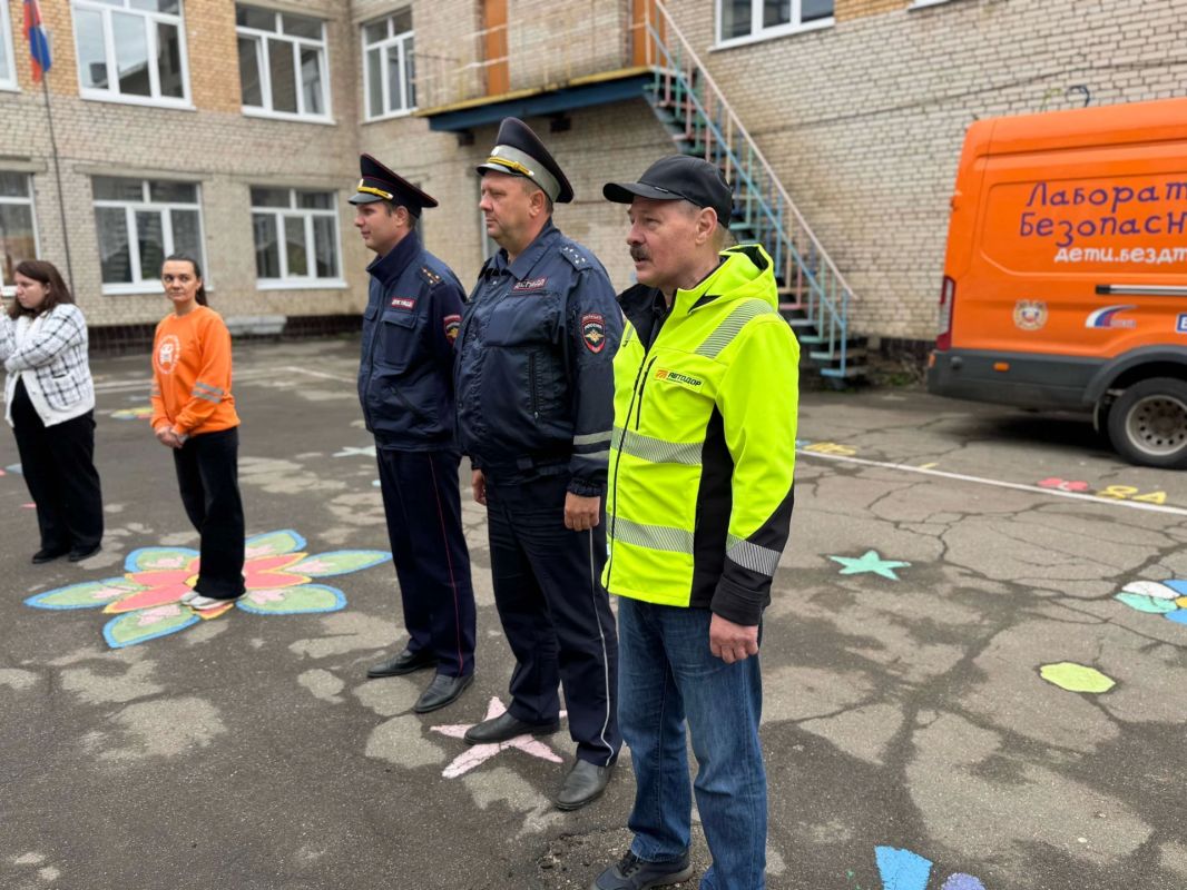 Сотрудники Госавтоинспекции, Росавтодора и «Лаборатории безопасности» провели для школьников Балабаново практическое занятие по дорожной безопасности Сотрудники Госавтоинспекции, Росавтодора и «Лаборатории безопасности» провели для школьников Балабаново практическое занятие по дорожной безопасности