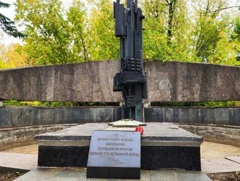 В Калуге привели в порядок мемориал погибшим заводчанам