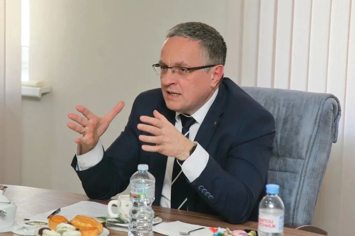 Дмитрий Денисов встретился с учителями за чашкой чая Дмитрий Денисов встретился с учителями за чашкой чая
