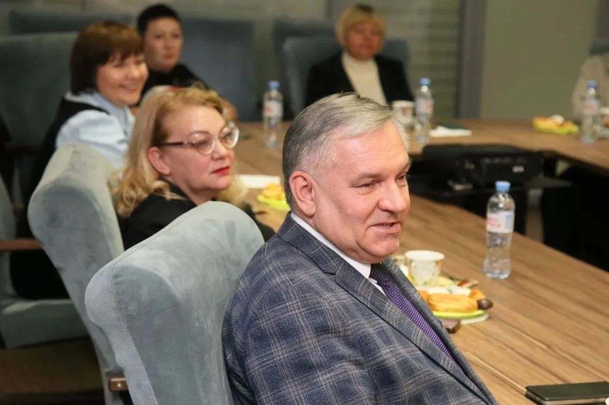 Дмитрий Денисов встретился с учителями за чашкой чая Дмитрий Денисов встретился с учителями за чашкой чая