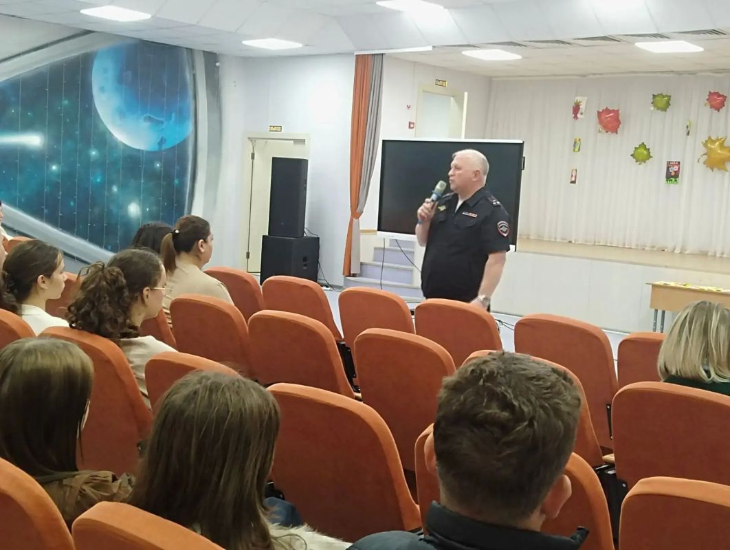 В Калуге заместитель начальника УМВД встретился со старшеклассниками