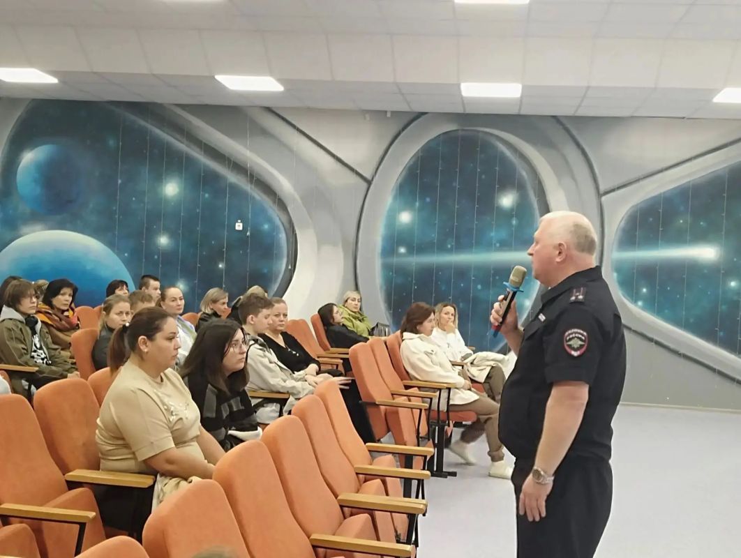 В Калуге заместитель начальника УМВД встретился со старшеклассниками В Калуге заместитель начальника УМВД встретился со старшеклассниками