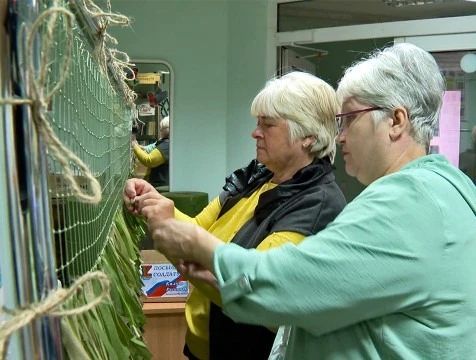 "Стригли ленточки до мозолей": пенсионеры-волонтеры о помощи бойцам СВО