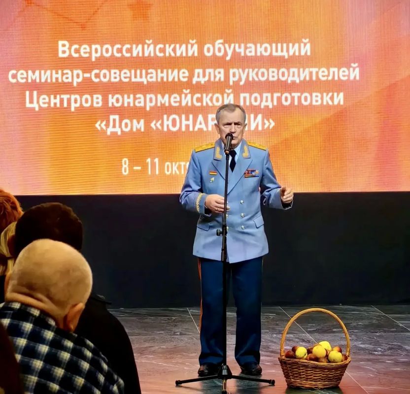Владислав Шапша: По-семейному, по-отечески встречает Генерал Армии Владимир Ильич Исаков руководителей юнармейских центров со всей страны: спелыми, сочными яблоками из юнармейского сада