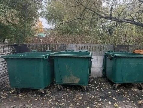 Сгоревшие мусорные контейнеры заменили на улице Ленина в Калуге