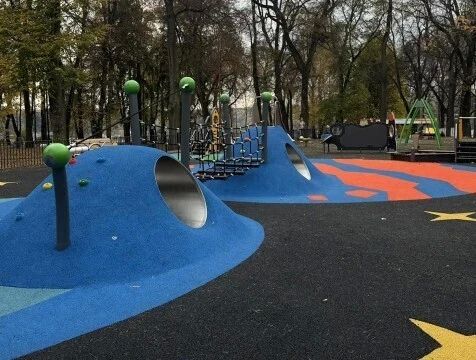 Новую детскую площадку открыли в центральном парке Калуги