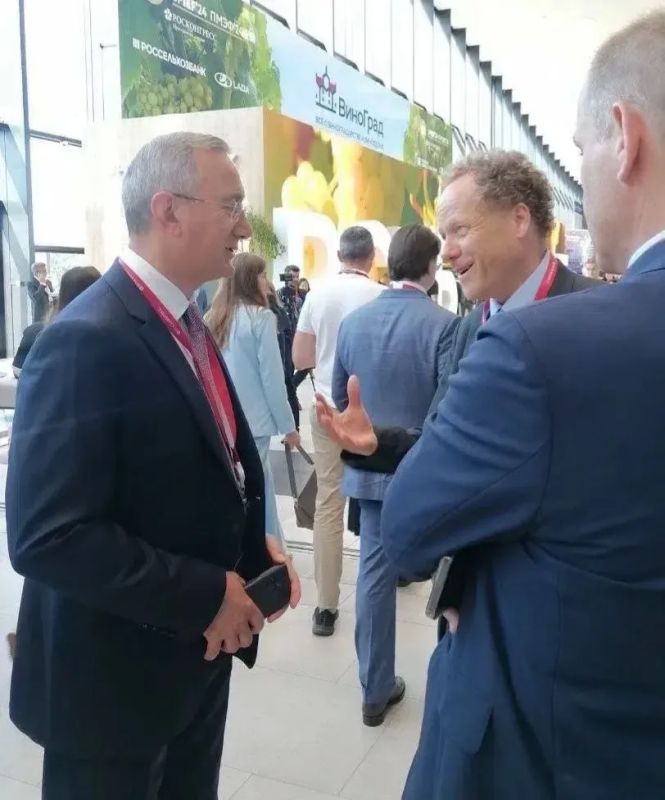 Владислав Шапша: На форуме в диалоге с Президентом Владимиром Путиным Штефан Дюрр, председатель комитета «Деловой России» по молочному животноводству, поднял ключевые для отрасли вопросы Владислав Шапша: На форуме в диалоге с Президентом Владимиром Путиным Штефан Дюрр, председатель комитета «Деловой России» по молочному животноводству, поднял ключевые для отрасли вопросы