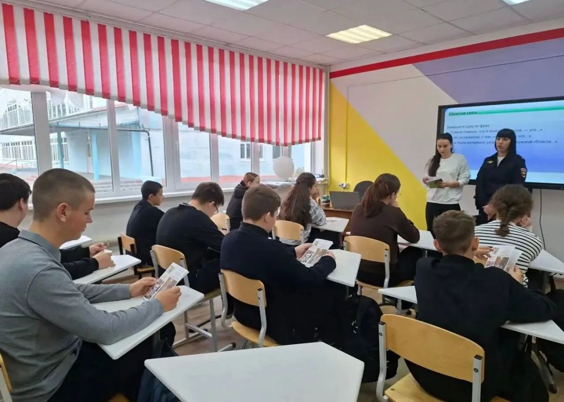 Сотрудники Госавтоинспекции провели урок по безопасности мототранспорта в школе Сухиничей Сотрудники Госавтоинспекции провели урок по безопасности мототранспорта в школе Сухиничей