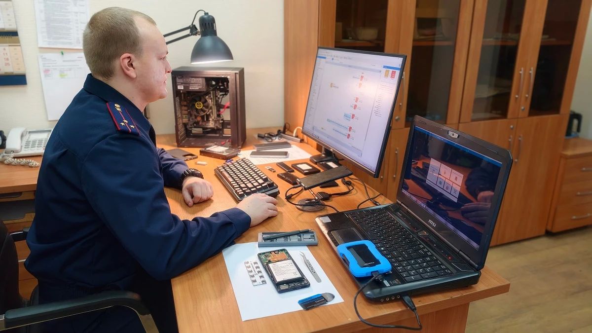 "Вместо оружия — чемодан с техникой": калужский следователь-криминалист — о цифровых уликах, сериалах и реальной работе