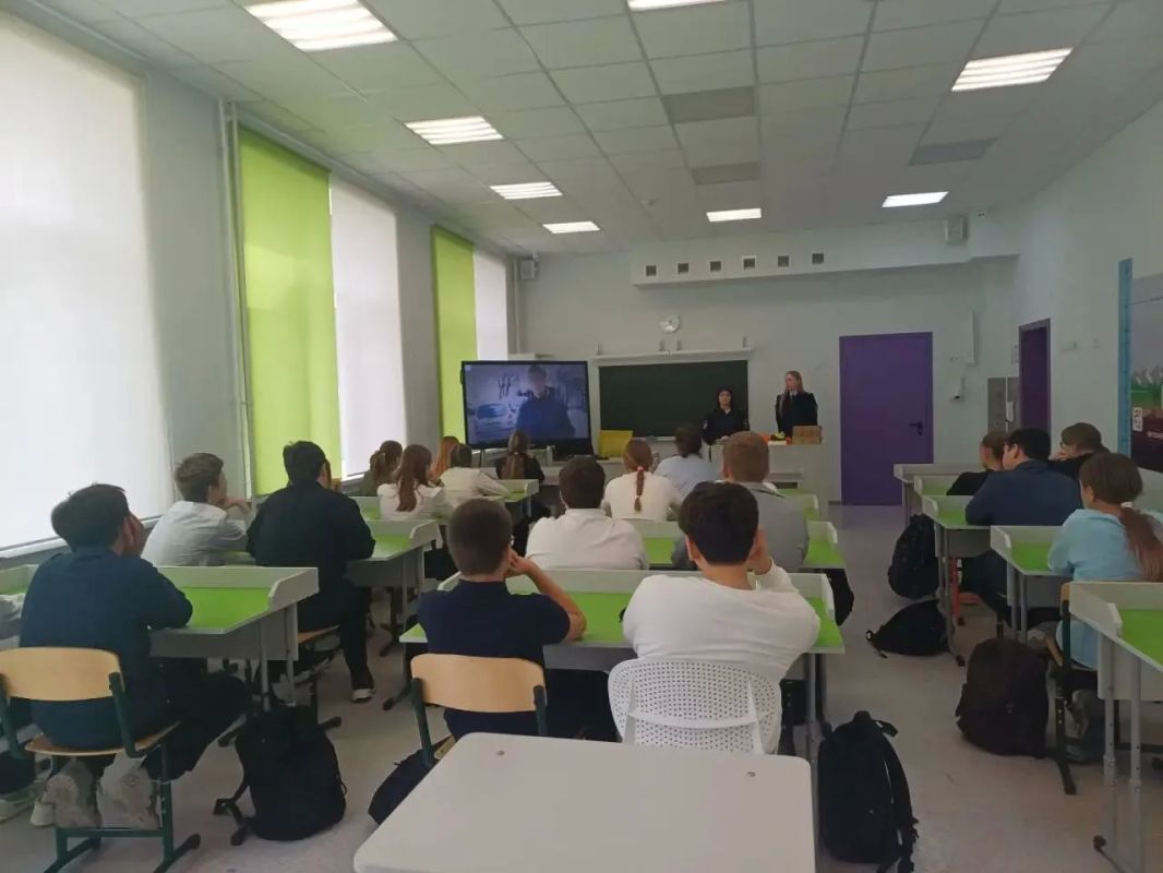 Полицейские Дзержинского округа провели профилактическую беседу со школьниками