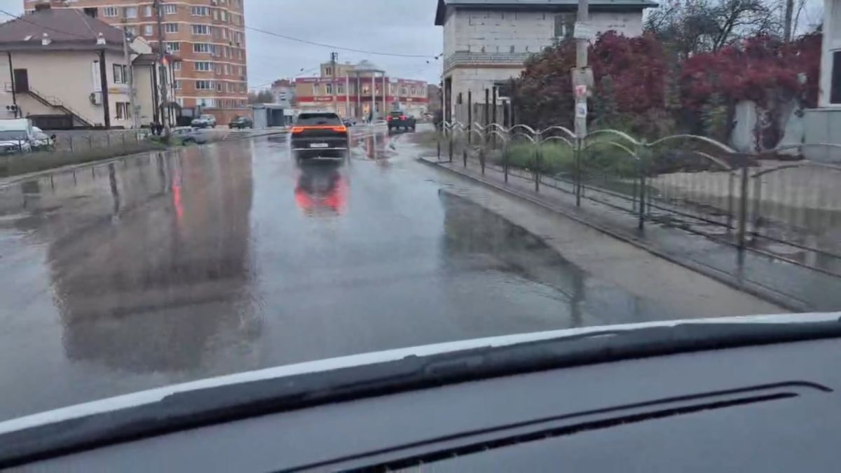 В Турынино из-за двух самосвалов затапливает дорогу