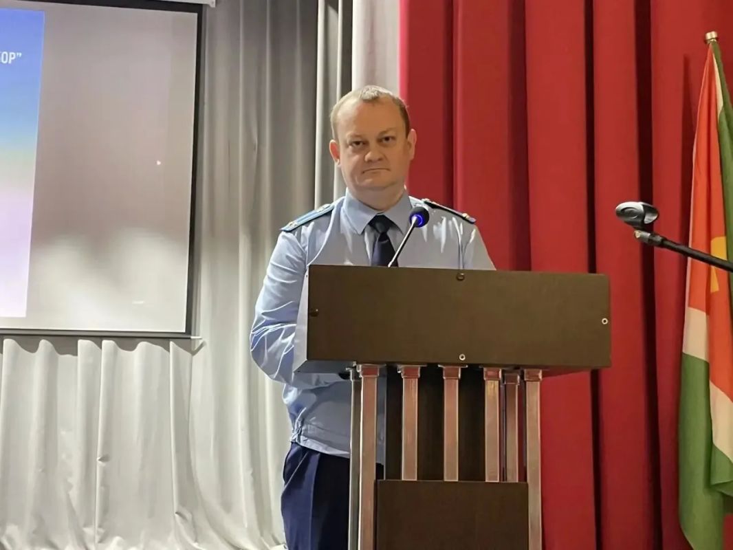 Прокурор Спас-Деменского района Алексей Мишонков на встрече с учащимися образовательных учреждений обсудил вопросы противодействия мошенничеству в сети «Интернет» Прокурор Спас-Деменского района Алексей Мишонков на встрече с учащимися образовательных учреждений обсудил вопросы противодействия мошенничеству в сети «Интернет»
