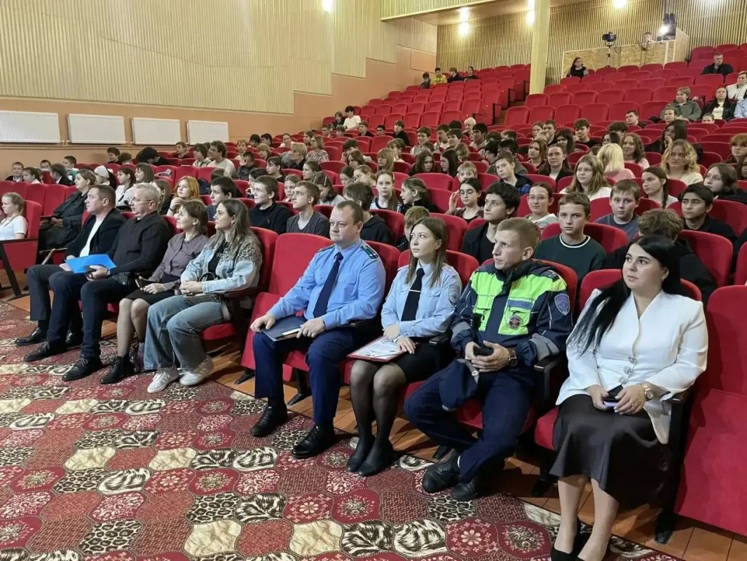 Прокурор Спас-Деменского района Алексей Мишонков на встрече с учащимися образовательных учреждений обсудил вопросы противодействия мошенничеству в сети «Интернет»