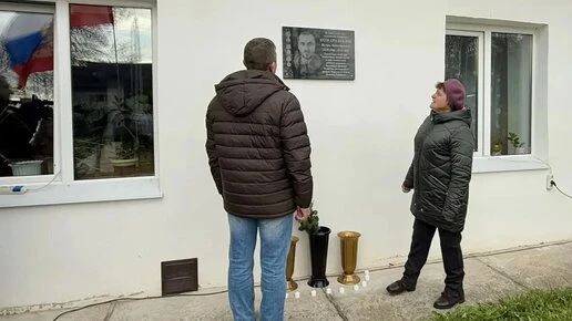 В селе Дуброво Кировского округа появилась мемориальная доска в честь участника СВО