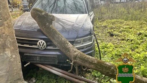 В Калуге машина врезалась в дом, водитель погиб