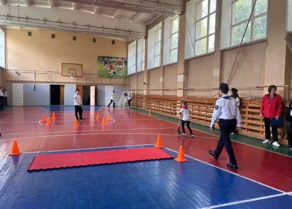 Юные инспекторы движения провели квест-игру по ПДД для первоклассников в Обнинске Юные инспекторы движения провели квест-игру по ПДД для первоклассников в Обнинске