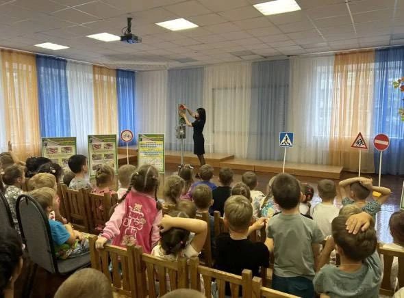 В Обнинске сотрудники Госавтоинспекции провели занятие по ПДД для дошкольников В Обнинске сотрудники Госавтоинспекции провели занятие по ПДД для дошкольников