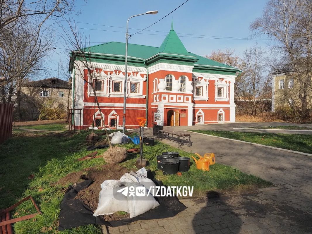 «Тимирязевские аллеи» пополнили молодые липы у палат Коробовых в Калуге «Тимирязевские аллеи» пополнили молодые липы у палат Коробовых в Калуге