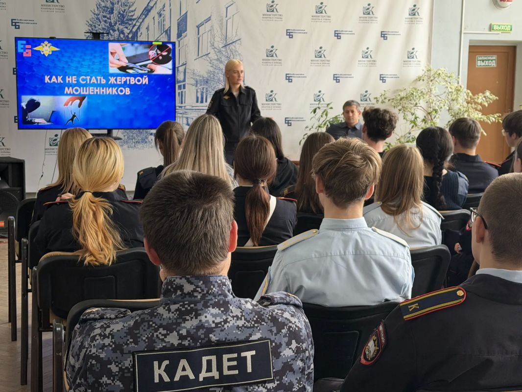 В Калуге полицейские и общественники рассказали студентам, как не стать жертвой мошенников В Калуге полицейские и общественники рассказали студентам, как не стать жертвой мошенников