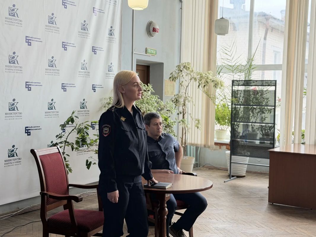В Калуге полицейские и общественники рассказали студентам, как не стать жертвой мошенников В Калуге полицейские и общественники рассказали студентам, как не стать жертвой мошенников