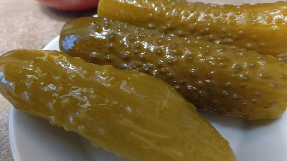 Секреты солёных огурцов: как сделать они хрустящими и ароматными без уксуса