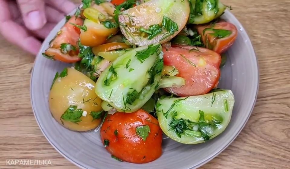 Невероятный салат из зелёных помидоров: быстро и вкусно!