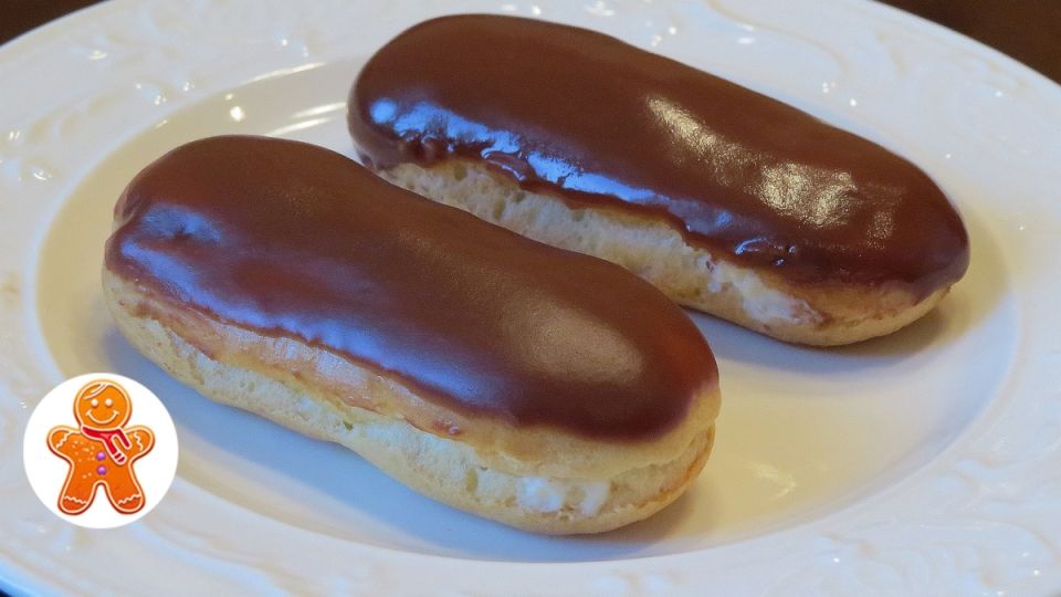 Как приготовить деликатные эклеры с шоколадной глазурью