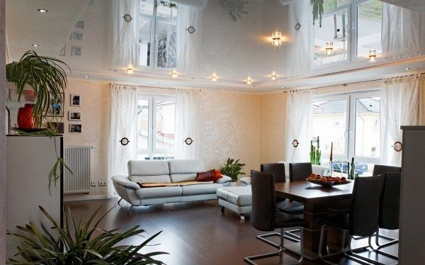 Как правильно ухаживать за натяжными потолками: секреты без разводов