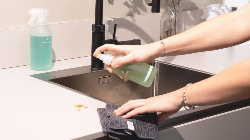 На уборку потратите вдвое меньше времени: клинер поделилась рабочим лайфхаком