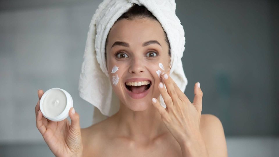 Уберите новый крем в дальнюю тумбочку: поймете по этим признакам, что он не подходит