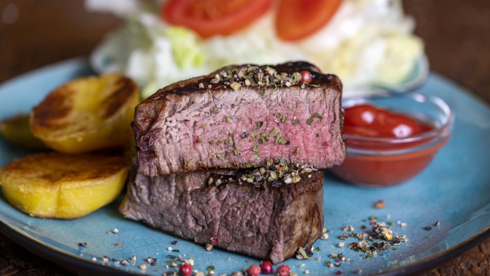 Любое мясо с этой поварской хитростью будет таять во рту: не пересушится и не сгорит точно