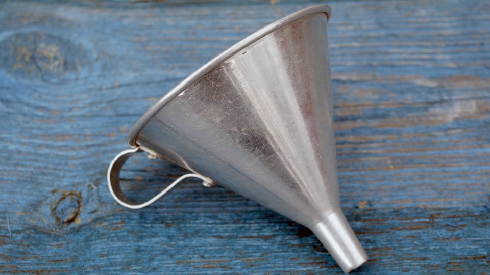 Умные хозяйки всегда держат под рукой воронку: напитки тут ни при чем