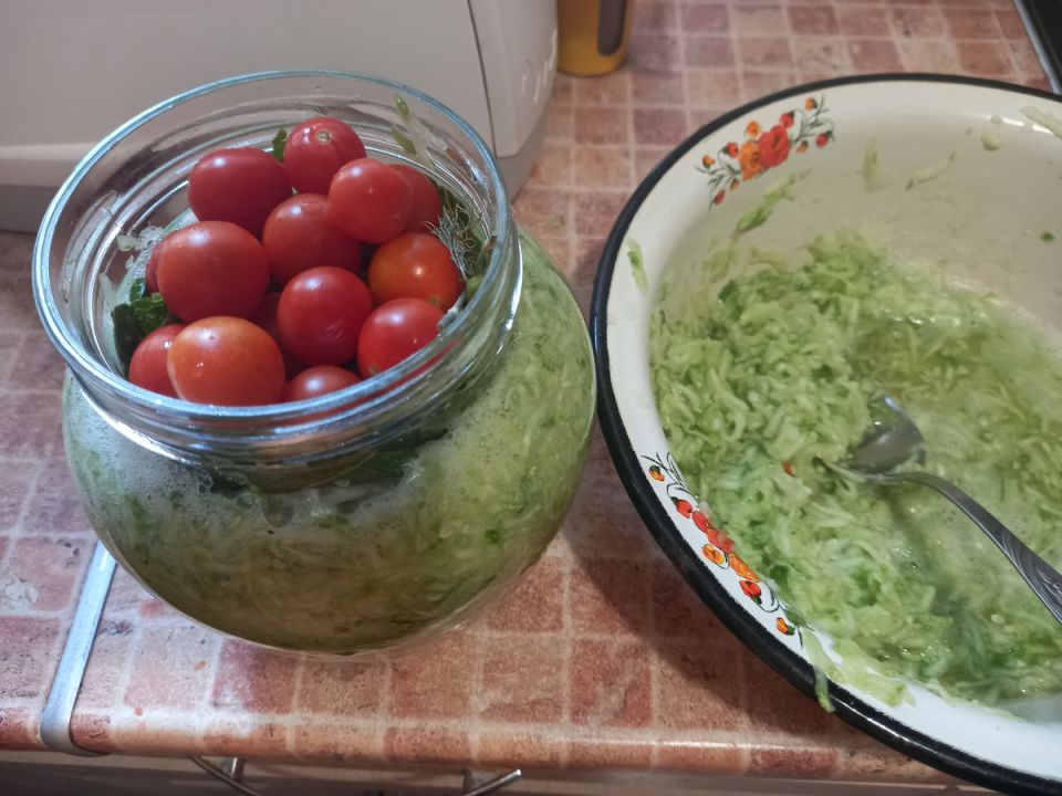 Незабываемые рецепты: квашеные огурцы и уникальные заготовки с черри