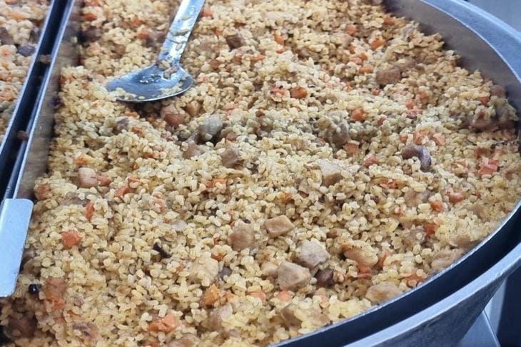 Почему мясо в плове бывает жестким: как добиться идеальной текстуры за 3 простых шага