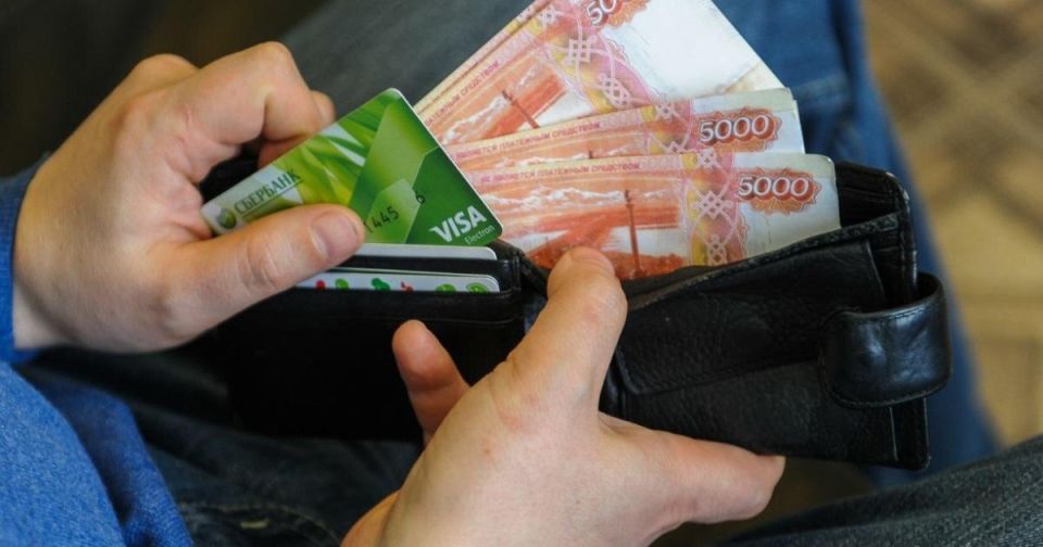 Можно ли получать зарплату на кредитную карту: мифы и реальность