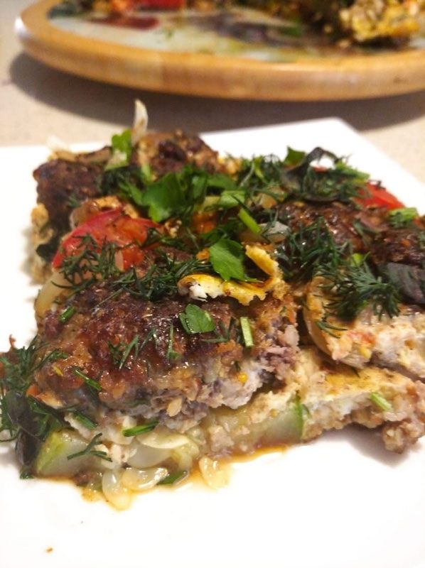 Лето на тарелке: фарш с овощами и омлетная шапка