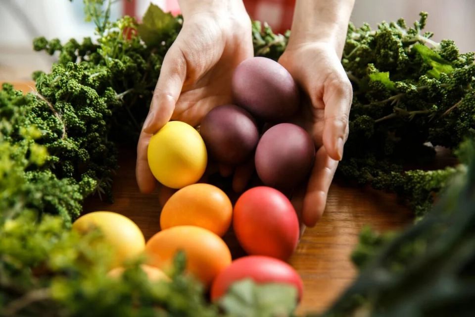 Как красить яйца к Пасхе: 5 натуральных красителей на любой вкус