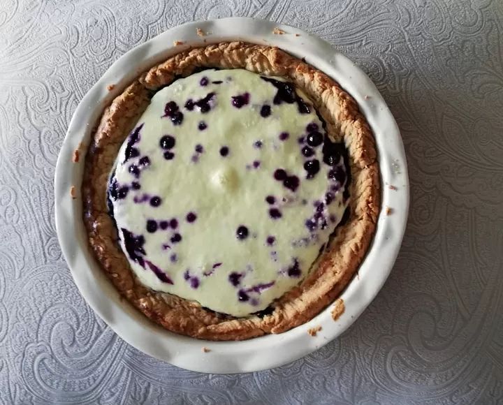Черничный торт с нежным кремом из сметаны — простое лакомство на каждый день