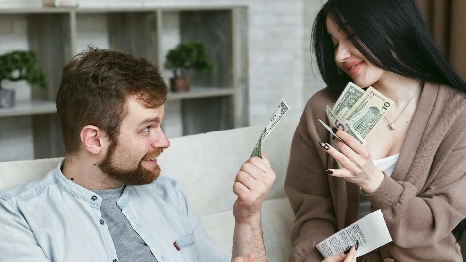 Когда деньги в отношениях становятся подарком не для возврата