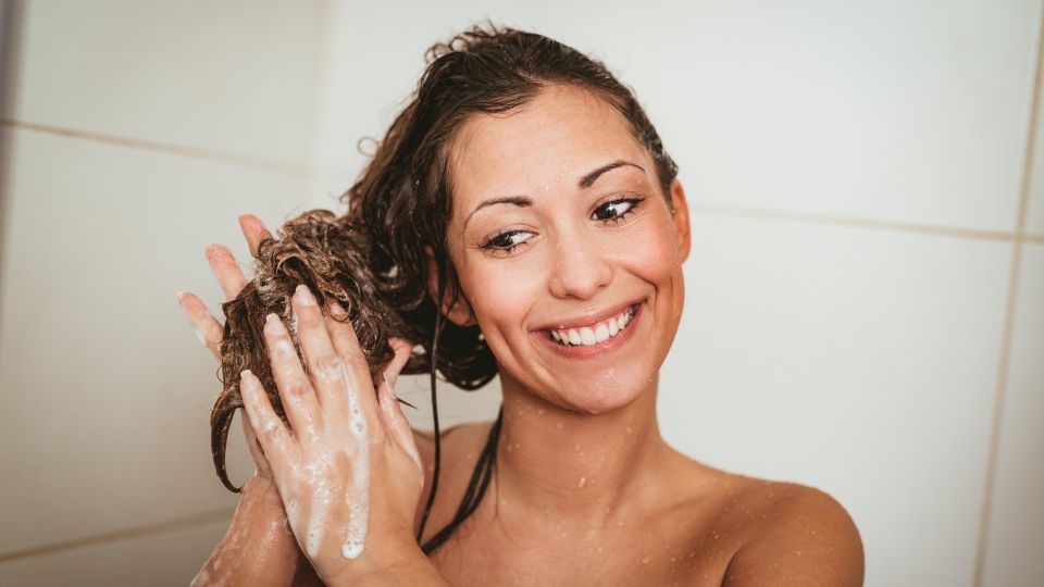 «Сразу избавляемся»: вот что творится с волосами от неподходящего шампуня