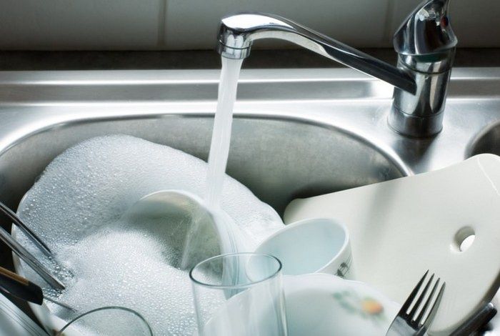 Почему стоит мыть посуду сразу после еды