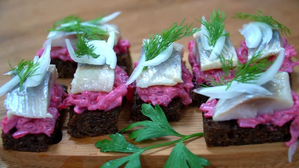 Сметут со стола за секунду: вкусная замена надоевшей селедке под шубой