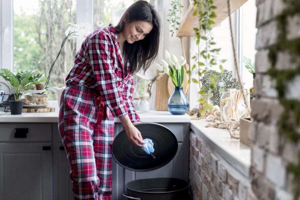 Как избавиться от запаха в мусорном ведре: полезные советы