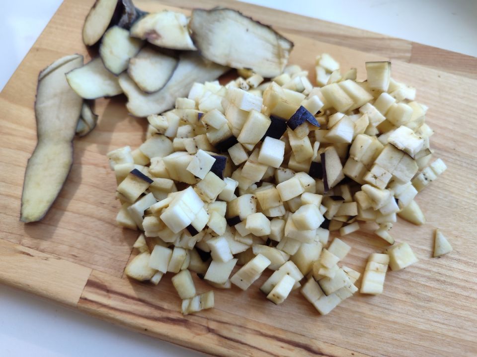 Готовим быстро: ароматные макароны с баклажаном и зеленым горошком