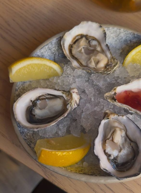 Устричный ликбез, джин-тоник и гастрономические бранчи: что попробовать в Петербурге