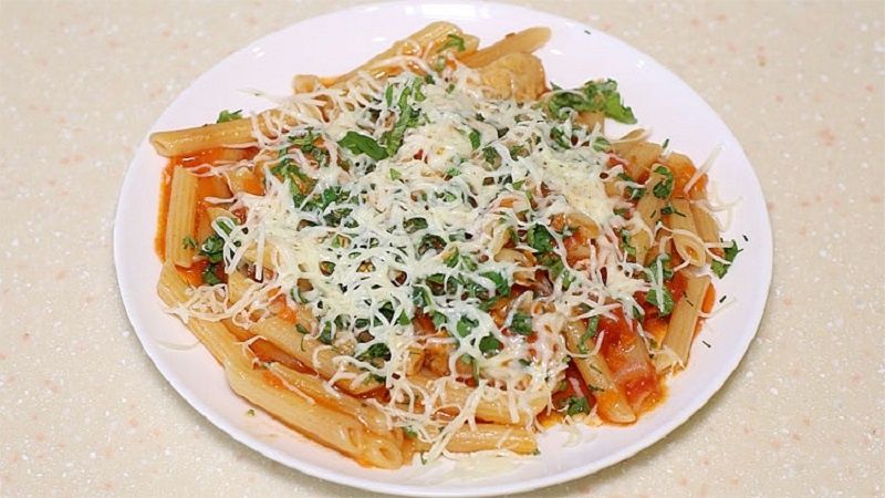 Быстрые макароны с курицей и томатным соусом: идеальный зимний ужин