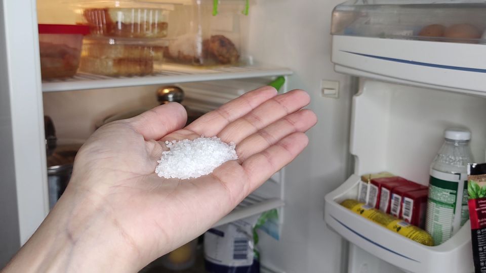 Как избавиться от неприятных запахов в холодильнике с помощью простой хитрости