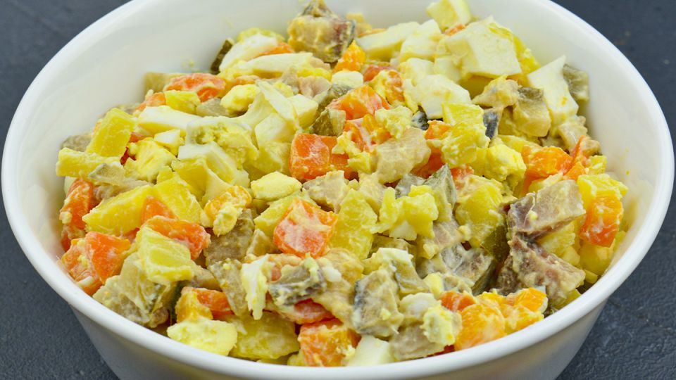 Необычный салат с селедкой: яркий альтернативный подход к классике